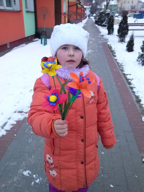Witanie wiosny ze śniegiem:&#41; Poranne foto przed pójściem do przedszkola:&#41; Powitać mieli Panią Wiosnę:&#41; Kwiatki wykonałam sama, bo Julia umyła ręce od takich wynalazków:&#41;