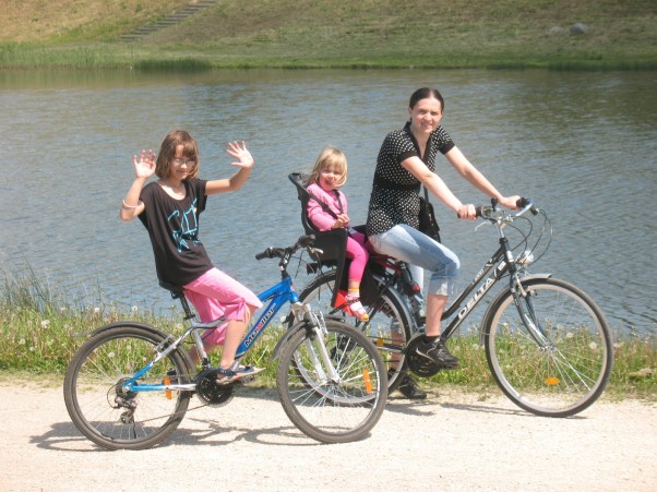 Rodzinny wypoczynek na wycieczce rowerowej Lubimy wypoczywać aktywnie. Kiedy tylko pogoda pozwala całą rodzinką urządzamy  wycieczki rowerowe. Podziwiamy piękne widoki oraz wspólnie spędzamy czas na zabawach na świeżym powietrzu. 