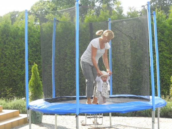 Zdjęcie zgłoszone na konkurs eBobas.pl              Zabawa na trampolinie