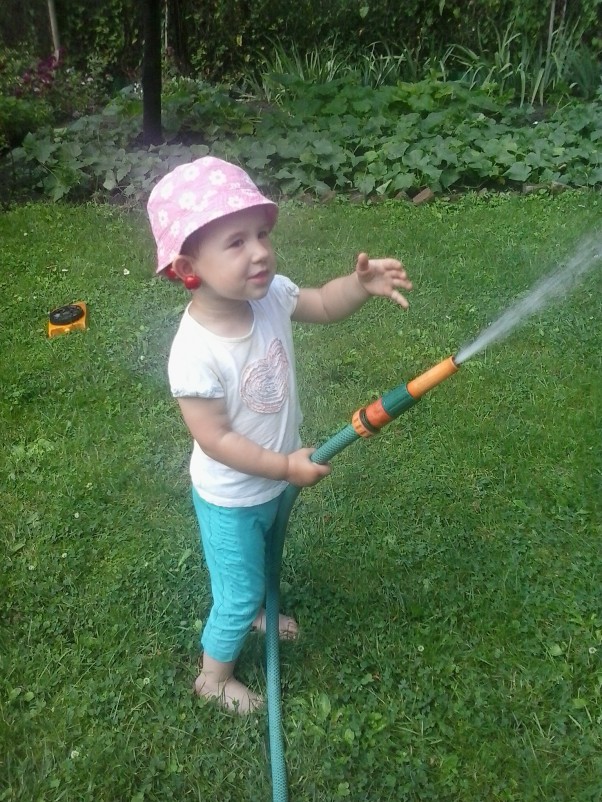Zdjęcie zgłoszone na konkurs eBobas.pl             Troche wody dla ochłody:&#41;\n   Majeczka w lato uwielbia buszować po działce a\n     jej  ulubione zajęcie to podlewanie roślin.              \n     