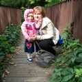 2letnia Oliwcia na spacerze w Ogrodzie Botanicznym