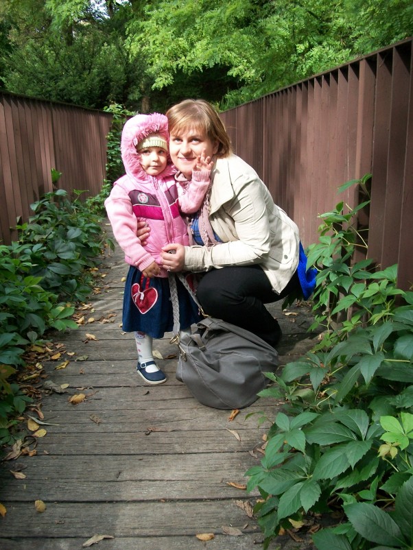 2letnia Oliwcia na spacerze w Ogrodzie Botanicznym 