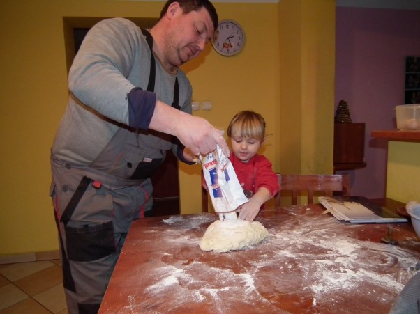 Zdjęcie zgłoszone na konkurs eBobas.pl No nie ma to jak ciasto, ja robię sama tato mi tylko pomaga:&#41;