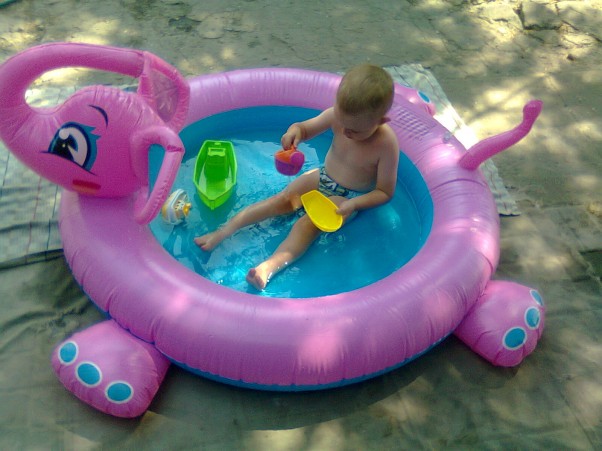marek w Baseniku Dwuletni synek Marek w basenie u babci na podworzu