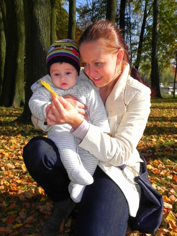 jesienne znaleziska To pierwsza jesień Mateuszka, więc trzeba zapoznać go ze wszystkim nawet z naturą. Oczywiście każda zdobycz nawet listek trafił najpierw do buzi. :&#41;