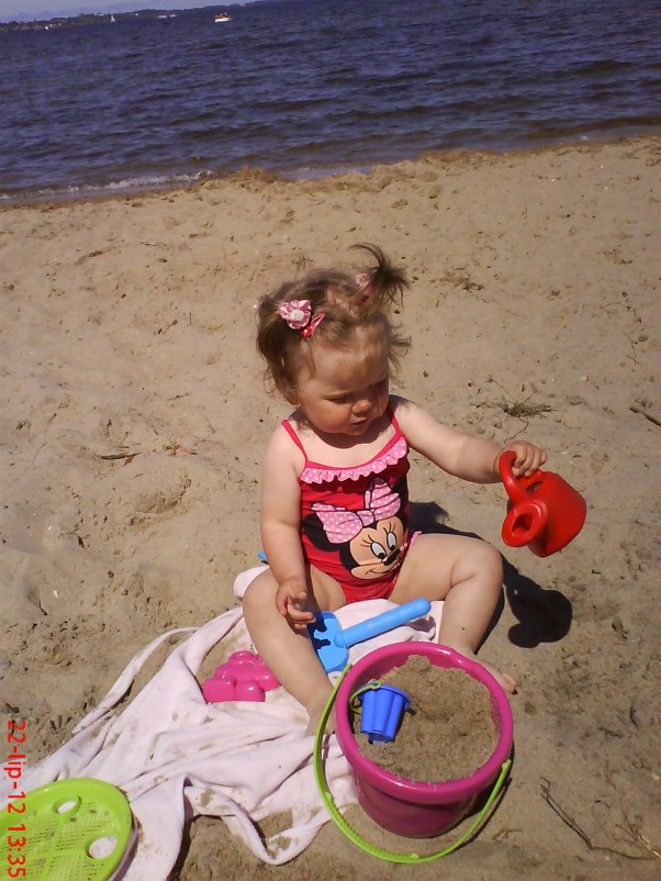 Zdjęcie zgłoszone na konkurs eBobas.pl Karolinka uwielbia bawić się w pisku ,a najbardziej na plaży ;&#41;