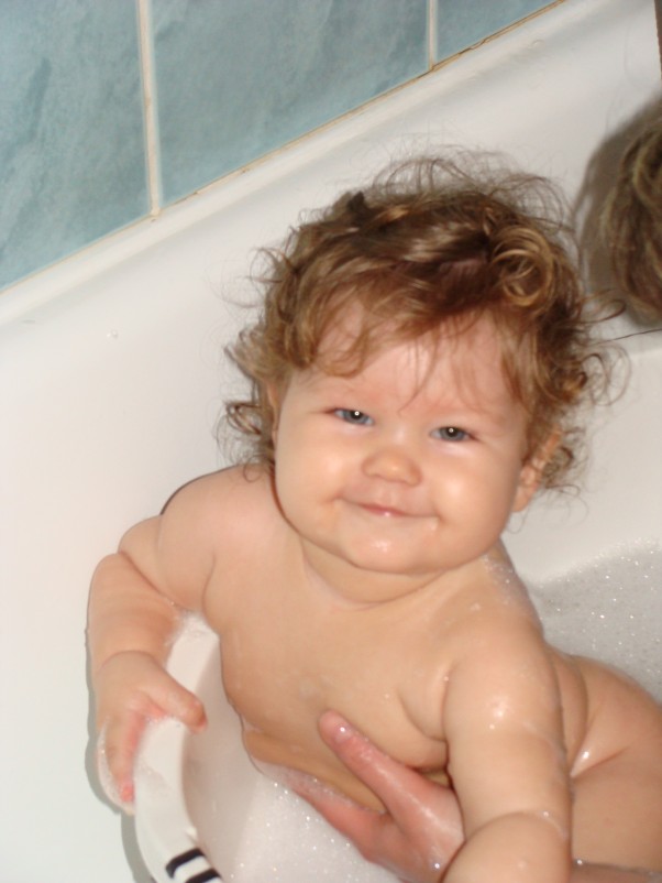 Zdjęcie zgłoszone na konkurs eBobas.pl Wiktorcia pięknie pozowała do tego zdjęcia, jakby chciała pokazać jak bardzo lubi się kąpać.
