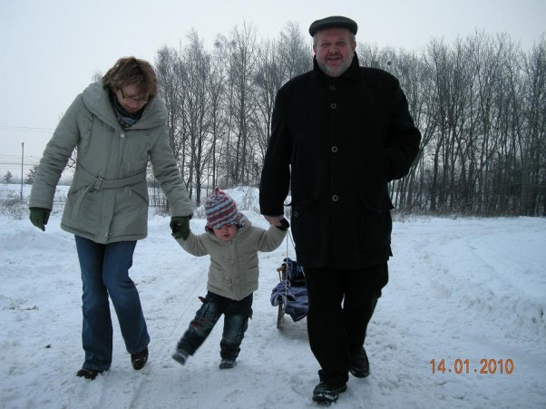 Zdjęcie zgłoszone na konkurs eBobas.pl Widok unikatowy: odwiedziny dziadków, których Tymek widuje kilka razy w roku jedynie. Na spacer z sankami &#45; nawet dziadek się wybrał z nami!!! Dużo śniegu, śmiechu i białego szaleństwa ;&#41;