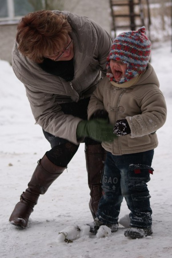 Zdjęcie zgłoszone na konkurs eBobas.pl Tymo z bają Kysią bawi się na śniegu ;&#41; 