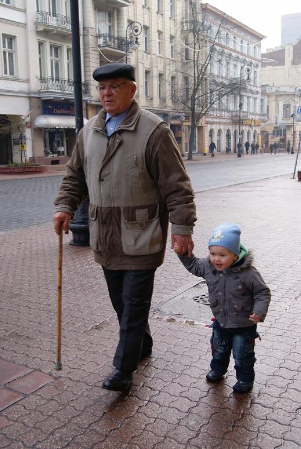 Zdjęcie zgłoszone na konkurs eBobas.pl Tymo i pradziadek &#45; poranny niedzielny spacer ul. Piotrkowską. Dziadek opowiada jak to było gdy był ostatnio, ze 30 lat temu , w Łodzi.