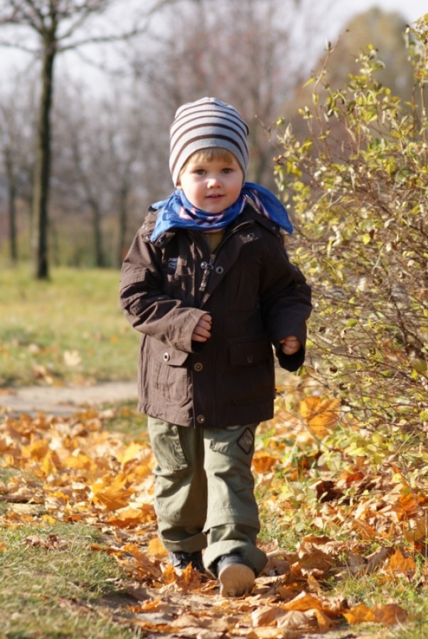 Zdjęcie zgłoszone na konkurs eBobas.pl Mamo, mamo, zobacz jak wiatr frrrrruuuu zdmuchnął listki z drzew!!\nPoganiamy w listach teraz se!!!\n***\nSzuranie i listków rozganianie &#45; ulubione jesienne zajęcie mojego synka, Tymka. 