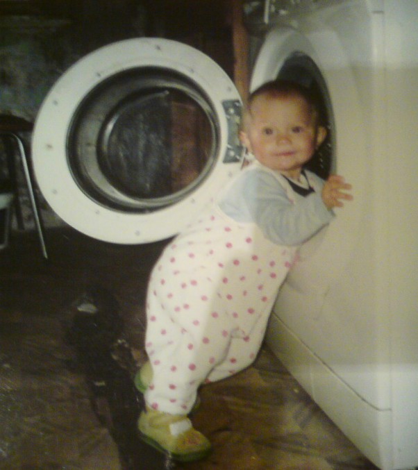Zdjęcie zgłoszone na konkurs eBobas.pl Martynka 1,5 roku,pomaga wkładać pranie do pralki