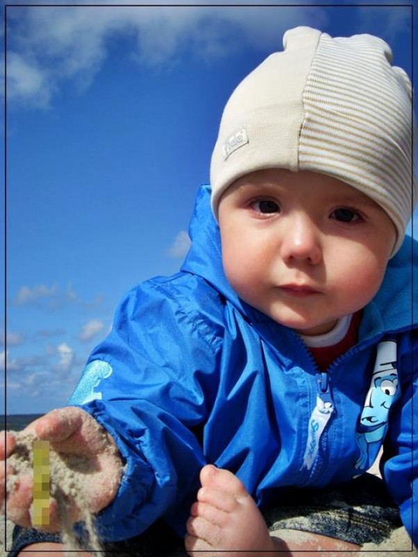 Moje pierwsze doświadczenie z piaskiem :&#41; Dzień był wietrzny i zimny, jednak byłem bardzo ciekawy, co to takiego&#45; bardzo mi się spodobało, a to właśnie piaseczek :&#41;