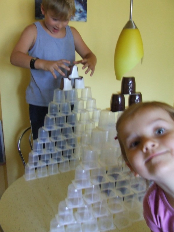 Kto zbudował wyższą piramidę &#45; Arturek czy Martynka? Świetna rozrywka, gdy na dworze pada deszcz :&#45;&#41; Z kubeczków po jogurtach można stworzyć wiele ciekawych budowli ;&#45;&#41; 