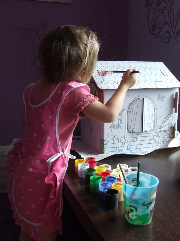 Martynka maluje domek Wspaniała rozrywka i sztuka dla dzieci &#45; malowanie farbami złożonego wcześniej z kartonu domku. 