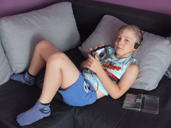 Arturek słucha muzyki.  Pamiętacie walkmany na kasety? To nie przeżytek! Dzieci zainteresuje i ten sposób słuchania ulubionych utworów. 