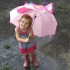Gdy na dworze plucha,\nto Martynka sucha.\nChociaż pada deszcz,\nona nie nudzi się! 