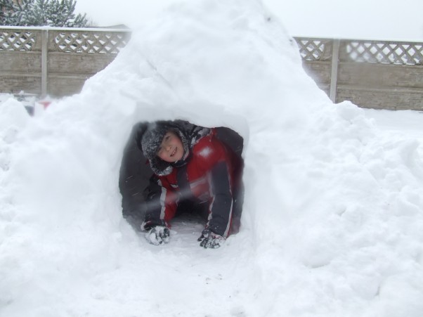 Arturek w igloo Największa frajda dla dzieci zimą to zbudować własny śnieżny domek na podwórku ;&#45;&#41; 