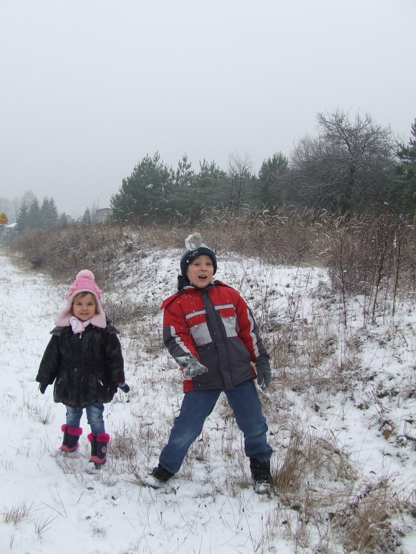 Droga ze szkoły :&#45;&#41; Śnieg uwielbiamy nawet,\ngdy ze szkoły wracamy,\nzaraz śnieżkami mamę obrzucimy,\nbo się zimy nie boimy! 