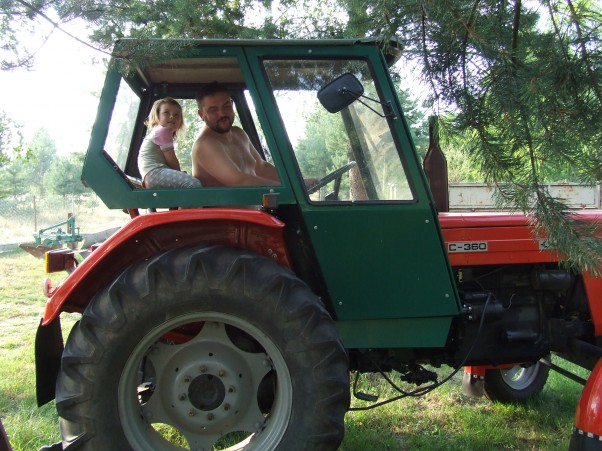 Przejażdżka traktorem  Na traktorze jest wysoko\ni tak jedzie się szeroko,\nTata chętnie wozi mnie\nna traktorze, hejże, hej. 
