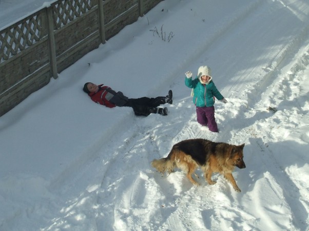 Szaleństwo zimowe Z psem od samego rana,\njest zawsze świetna zabawa!\nNa śniegu wciąż biegamy,\na czasem się przewracamy ;&#45;&#41; \n