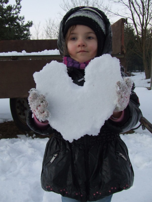Śniegowe serce Oto serce dla mamy,\nbo bardzo ją kochamy.\nZe śniegu całe białe,\nbo nas kocha wytrwale!