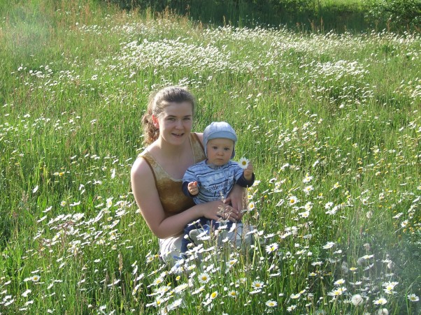 Na łące. Ja z moim ukochanym synkiem Arturkiem wśród kwiatów, choć i tak on jest najpiękniejszym kwiatuszkiem. 