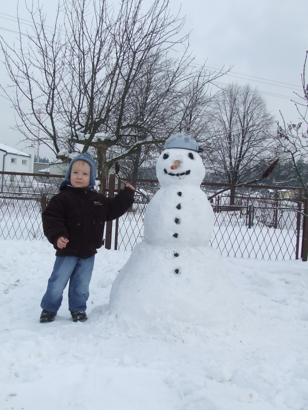 Arturek &#45; 5 lat Myślę, że bałwana również można zaliczyć do zimowych prac plastycznych, bo przecież śnieg to wspaniała masa plastyczna! Z pomocą taty 4&#45;letni wówczas Arturek ulepił swego śnieżnego przyjaciela. 