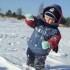 Arturek uwielbia zabawy na śniegu, a szczególnie berka połączonego z bitwą na śnieżki.