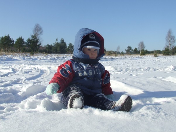 Odpoczynek po harcach na śniegu Ale się zmęczyłem zabawą z mamą i tatą. Chwilę odpocznę i znów ruszam do śnieżnego ataku. 