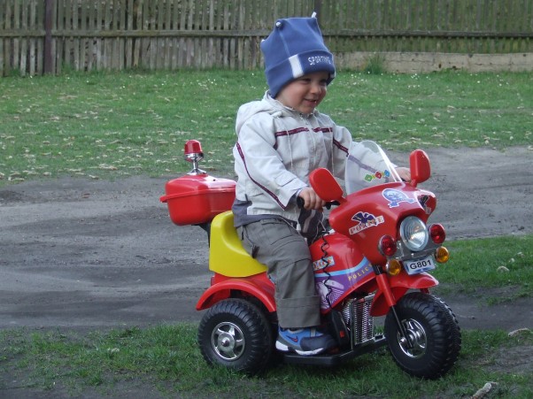 Arturek na motorku Z drogi, bo jadą pierogi!!!