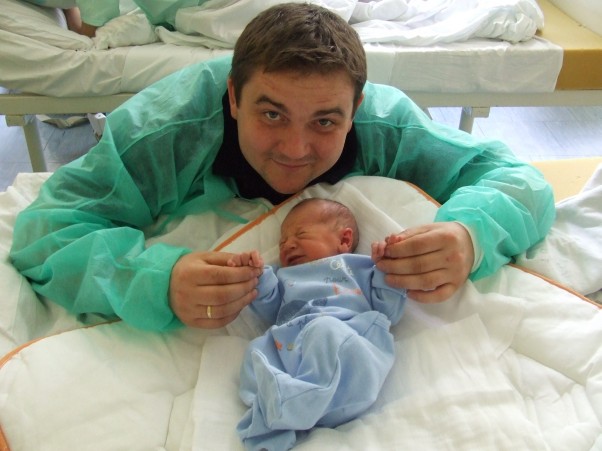 Dumny tatuś Jeszcze w szpitalu dzień po porodzie. 
