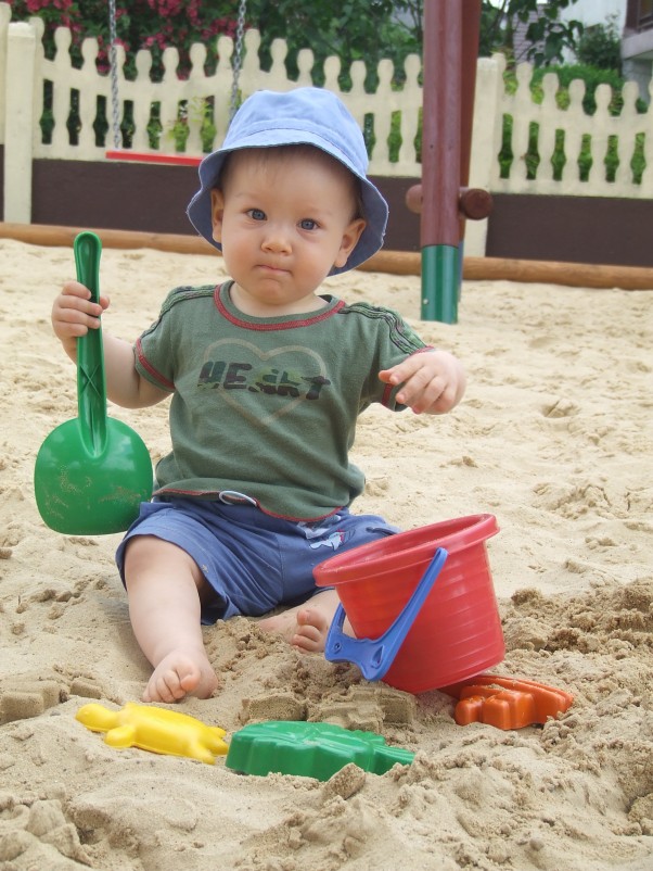 Arturek na placu zabaw Moim ulubionym letnim zajęciem jest zabawa w piasku. 