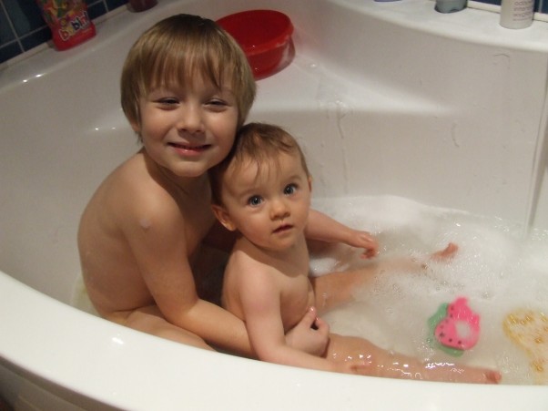 Arturek i Martynka Wspólna kąpiel to dla rodzeństwa nie mała frajda! 