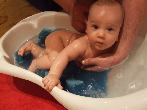 Arturek w kąpieli Synek uwielbia, gdy go kąpie tatuś, to wieczorny rytuał. 