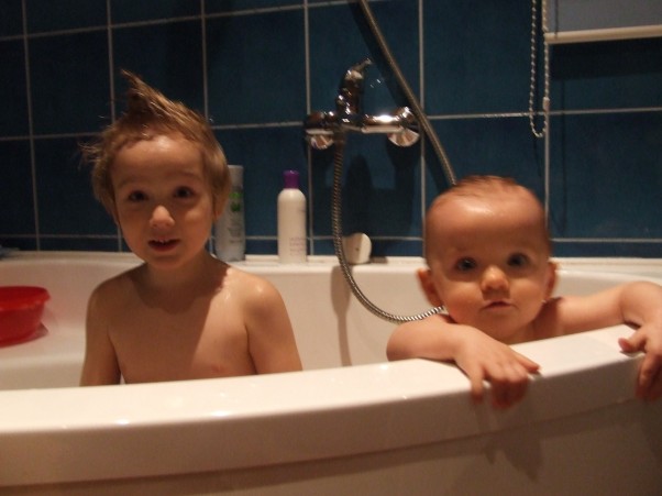 Moje dwa słoneczka Zawsze jest przednia zabawa, gdy rodzeństwo kąpie się razem.