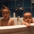 Zawsze jest przednia zabawa, gdy rodzeństwo kąpie się razem.