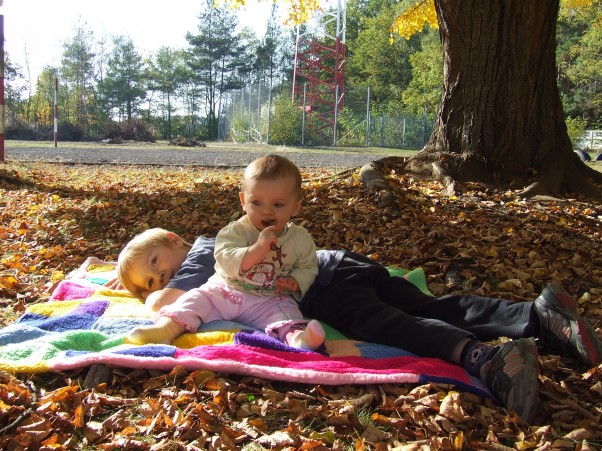 Jesienny piknik Kto powiedział, że pikniki robi się wiosną? Gdy jest ciepło, to nawet jesienią można odpoczywać na kocu w parku. 