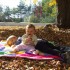 Kto powiedział, że pikniki robi się wiosną? Gdy jest ciepło, to nawet jesienią można odpoczywać na kocu w parku. 
