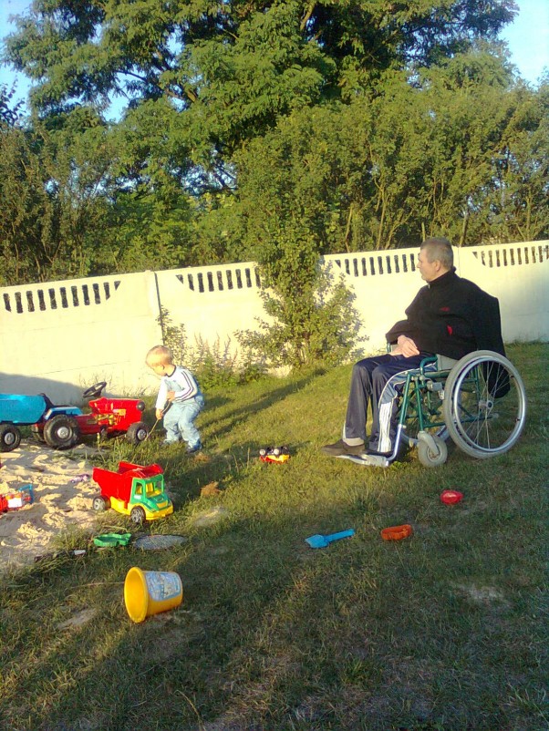 Arturek z dziadziusiem Mój dziadek choć nie może chodzić i jeździ na wózku, to zawsze obserwuje moją zabawę. 