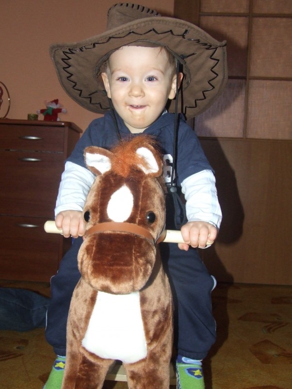 Arturek &#45; kowboj Uwielbiam galopować moim konikiem na biegunach! 