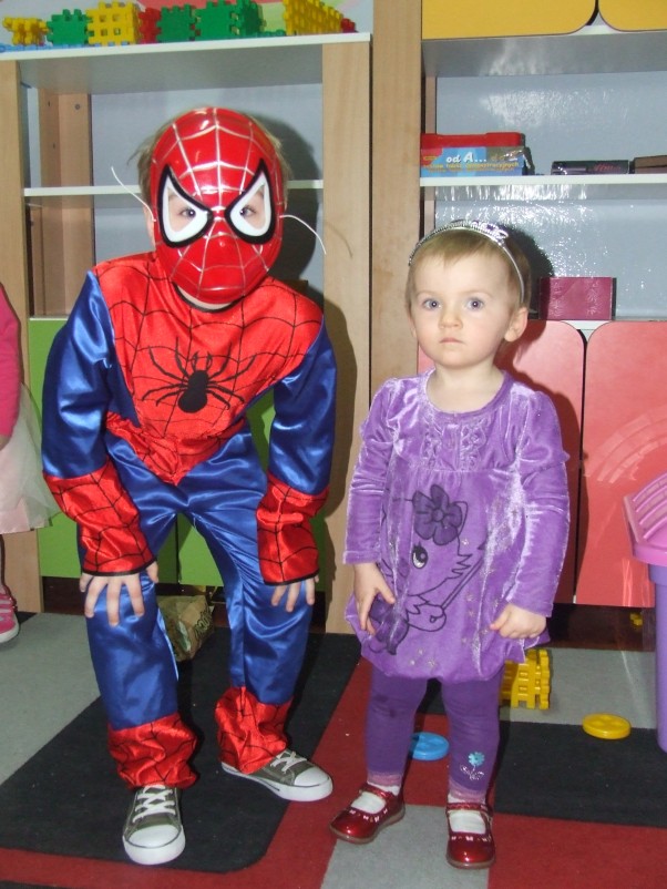 Moje dzieci na balu karnawałowym Arturek &#45; Spiderman i Martynka &#45; Królewna 