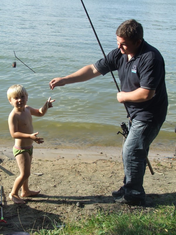Wyprawa na ryby Zobacz mamusiu, złowiliśmy z tatusiem rybkę! 