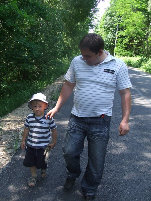 Spacer z tatą Nawet zwykły spacer z tatusiem może okazać się niezwykłą przygodą. 