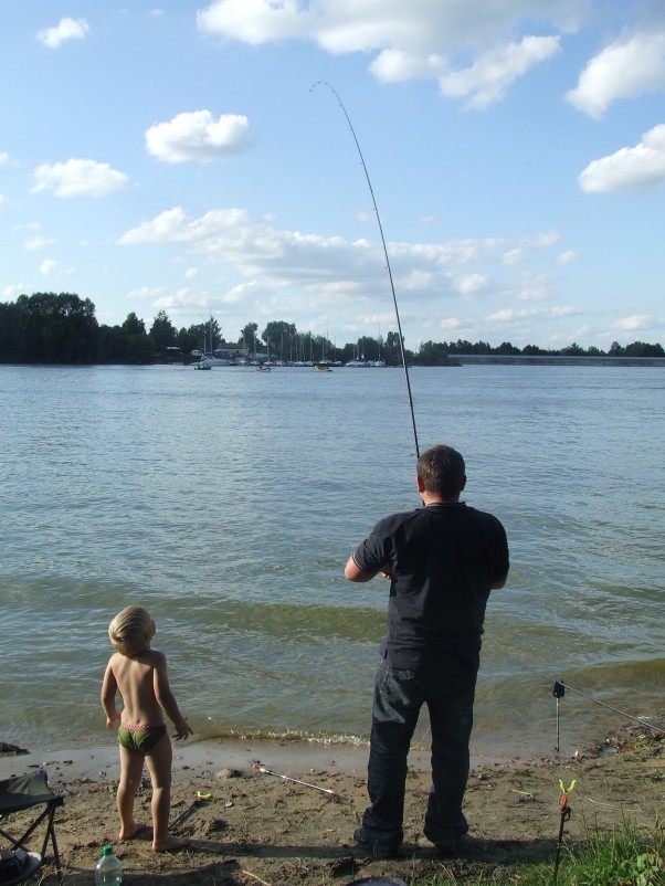 Wędkowanie Mój tato jest wędkarzem i często zabiera mnie na ryby. 