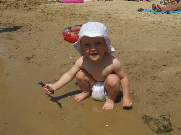 Martynka na plaży Rysowanie patykiem na piasku jest bardzo ciekawym i wciągającym zajęciem. 