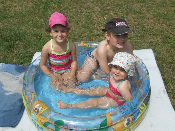Letnia kąpiel dzieci Taki mały basenik, a trójka dzieci ma świetną zabawę! 