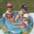 Taki mały basenik, a trójka dzieci ma świetną zabawę! 