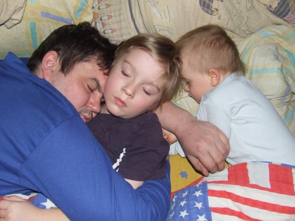 Najlepiej z tatą Gdy z tatusiem sypiamy,\nto się mocno przytulamy.\nBo się bardzo kochamy\ni się dobrze wysypiamy. 