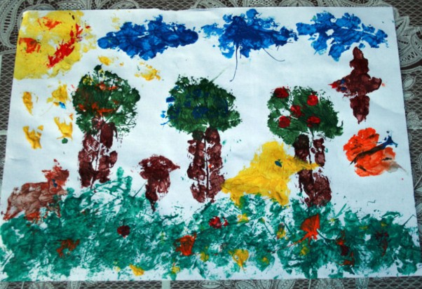 Zuzia i las malowany liśćmi:&#41; Obrazek Zuzia namalowała liśćmi używała ich jako stempli, malowała listek a później przyklejała. Wcześniej zbierała listki na spacerze małe i duże. 